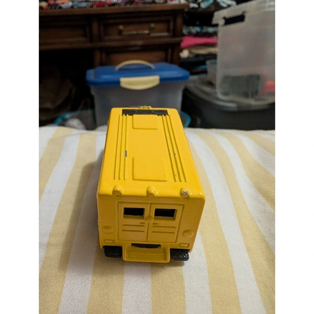 Vintage Maisto Extreme Vertical Panel Van Skateboarding Diecast Yellow 1:64
